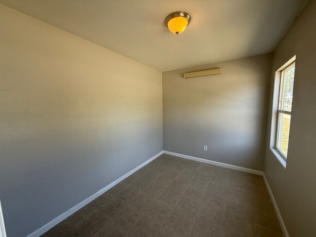 Building Photo - Two bedroom, One bathroom, Pet friendly ho...