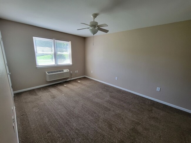 Building Photo - 2 Bedroom/2 Bathroom Townhouse in Fayette!