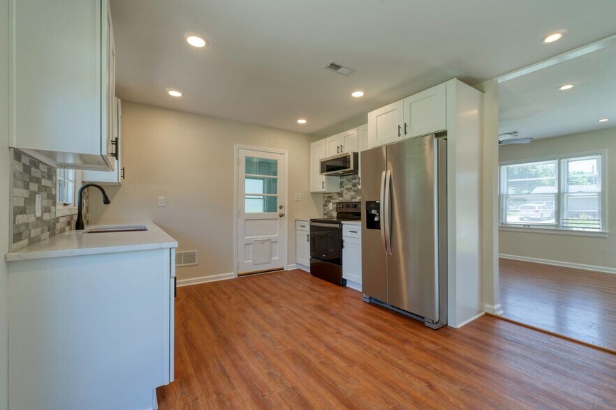 Building Photo - 10622 W 57th St