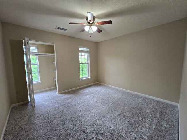 Building Photo - Beautiful End Unit Townhouse - Convenientl...