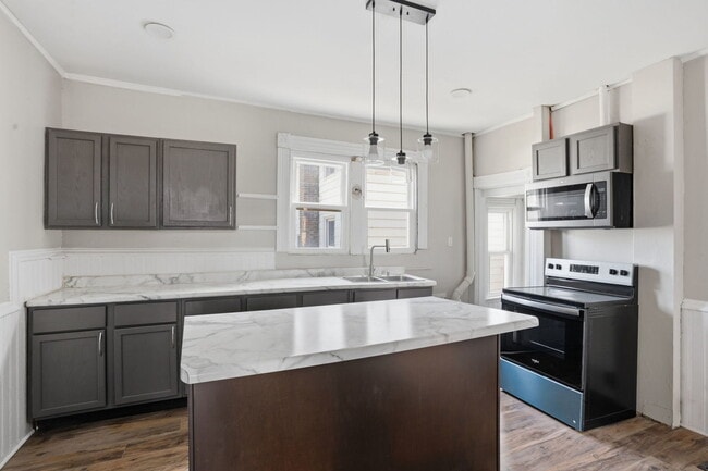 Building Photo - 1405 7th Ave