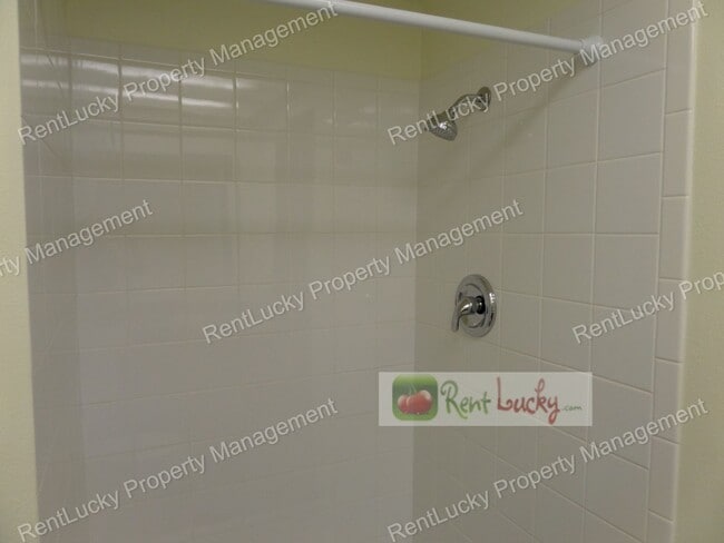 Building Photo - Super-Cute 2 Bedroom, 2 Bath Duplex in Unb...