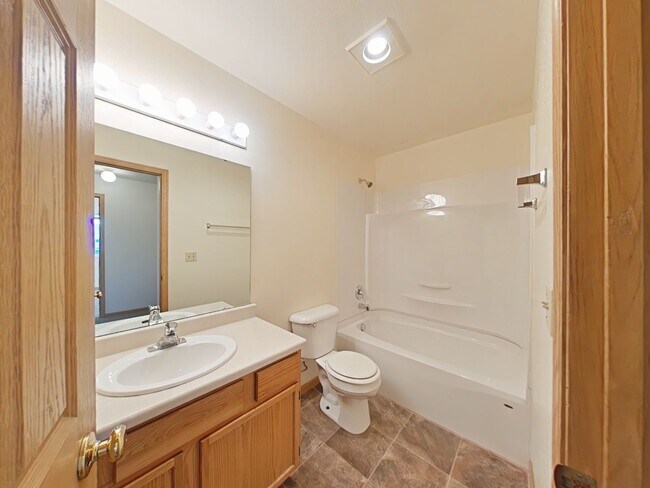 Building Photo - 3 Bedroom with DETACHED GARAGE! Great Cent...