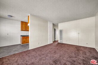 Building Photo - 1095 W 39th St