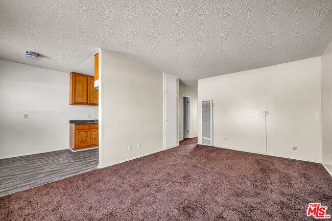 Building Photo - 1095 W 39th St