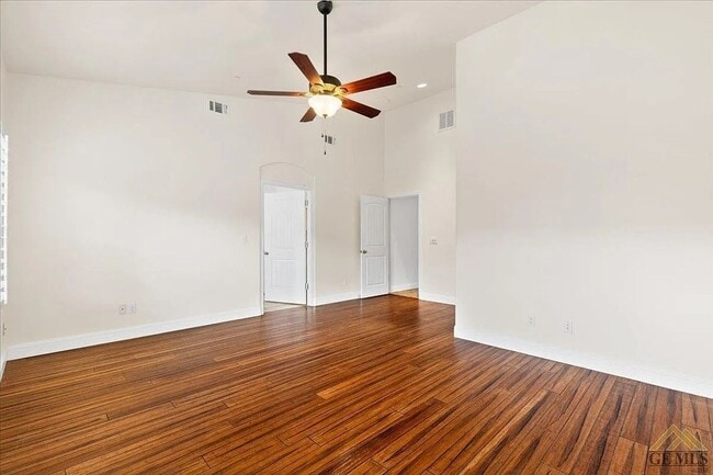 Building Photo - Charming NW Home with 3-Car Garage in Desirable Neighborhood