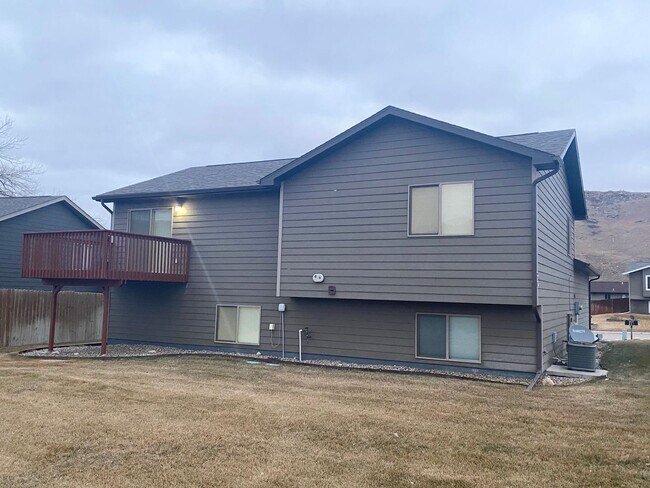 Building Photo - Gorgeous 4 Bedroom, 3 Bath Home with Attac...