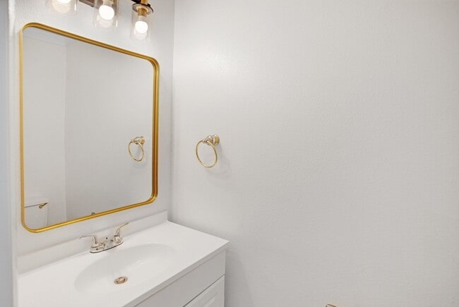 Building Photo - Renovated 4BR/3.5BA Townhome in Stafford –...