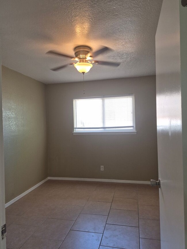 Building Photo - One Bedroom Apartment