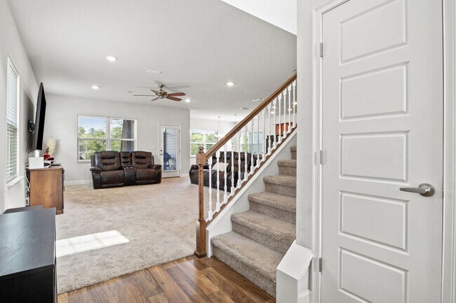 Building Photo - Stunning single-family 4bed/2.5 bath home