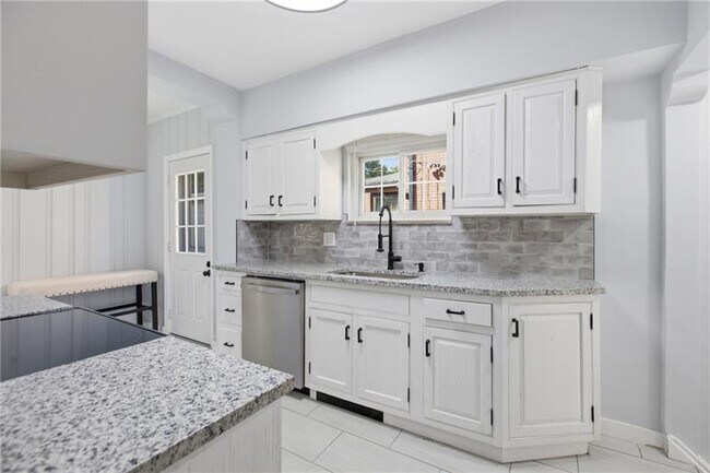 Building Photo - 3891 Beechwood Blvd