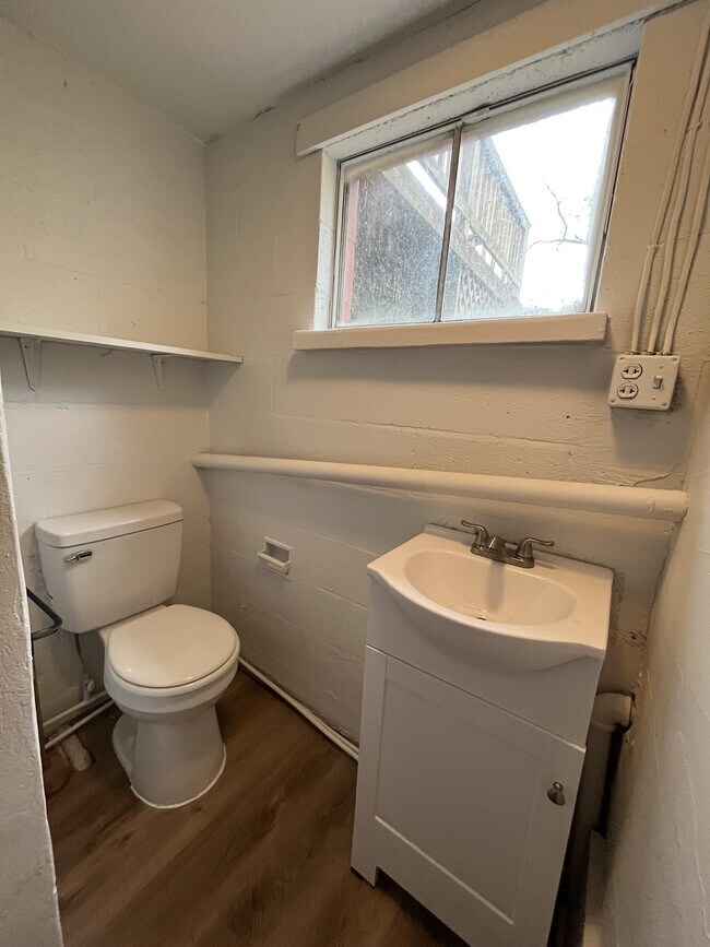 Building Photo - 2235 Middle St