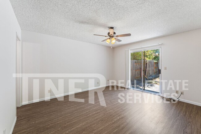 Building Photo - 5535 E Knoll Dr