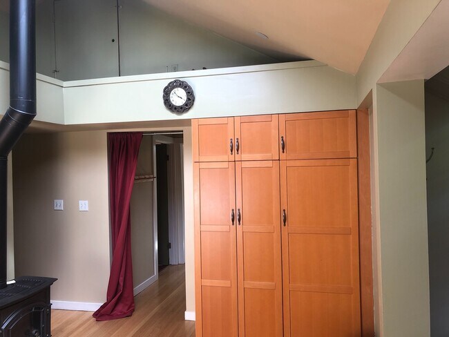 Building Photo - Maple Leaf, Two Bedroom, Woodsy Yard