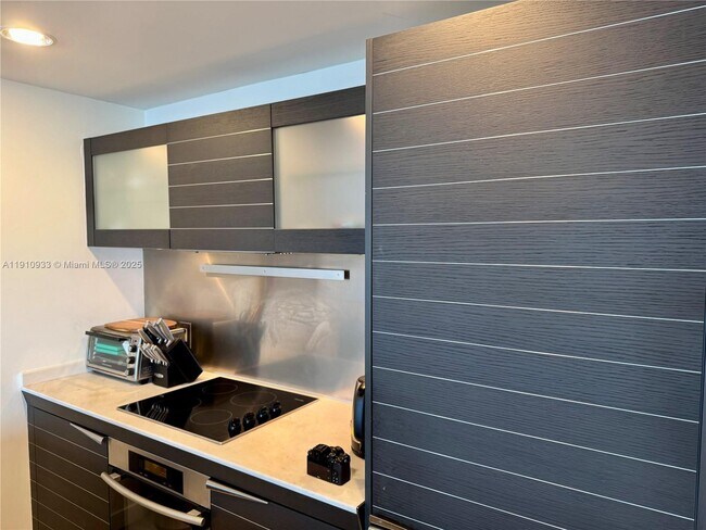 Building Photo - 200 Biscayne Blvd Way