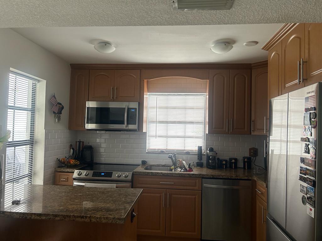 Kitchen with eat-in couter - 6211 SW 138th Ct