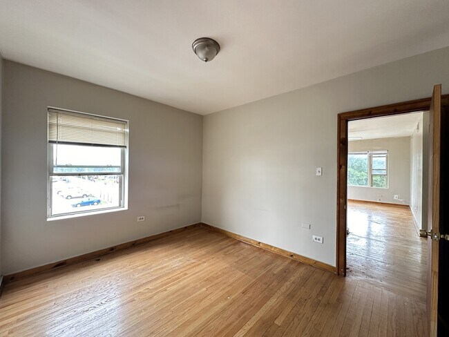 Building Photo - 6710 S Claremont Ave