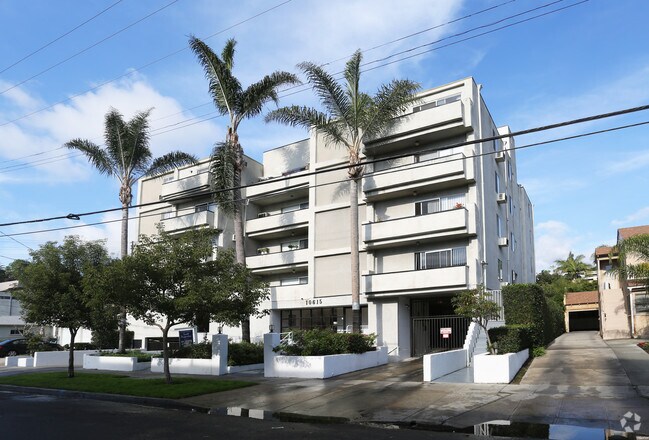 Building Photo - 10615 Rose Ave