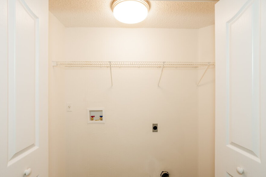 Building Photo - 10270 Oasis Palm Dr
