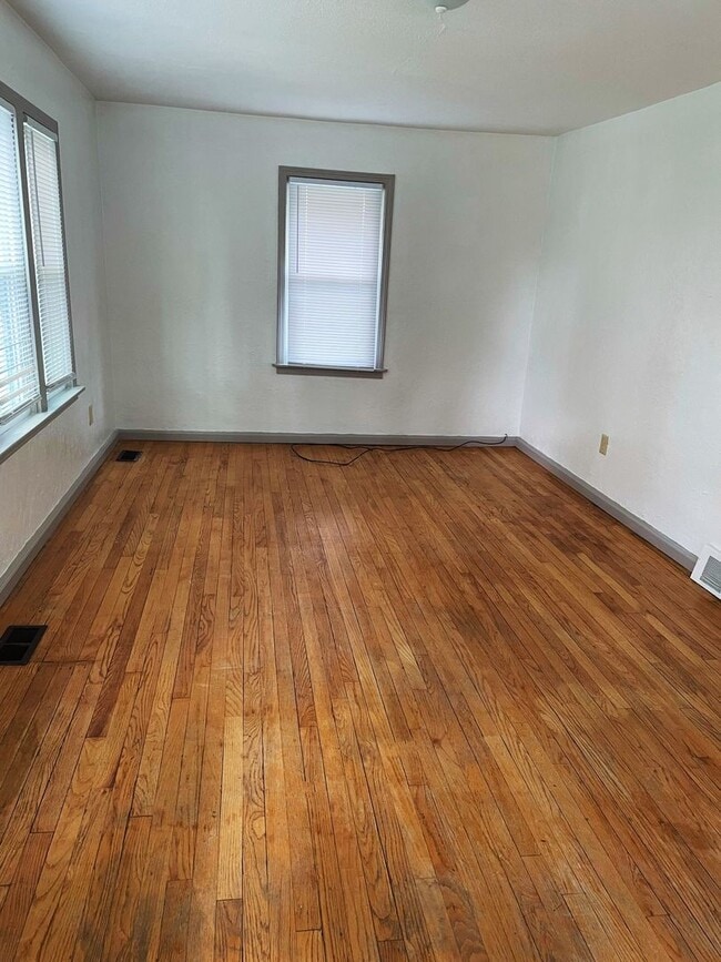 Building Photo - Lovely Two Bedroom House Near Washtenaw Golf Club!