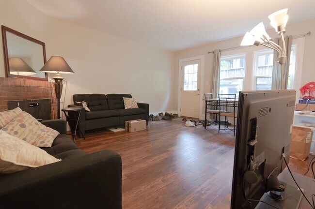 Building Photo - Room for Rent in 5 Bedroom House