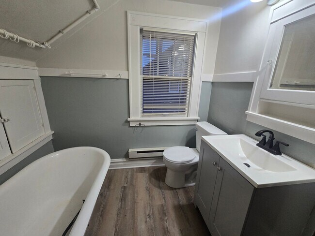 Building Photo - 1251 Walnut St