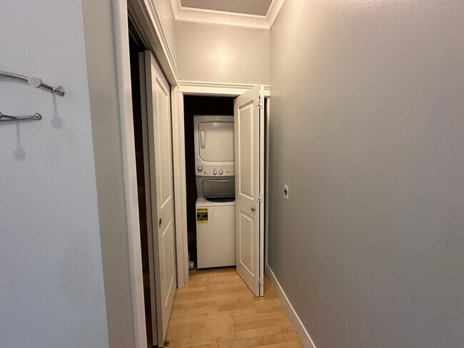 Building Photo - 1 Bed, 1 Bath Condo with Bellingham Bay View and parking garage