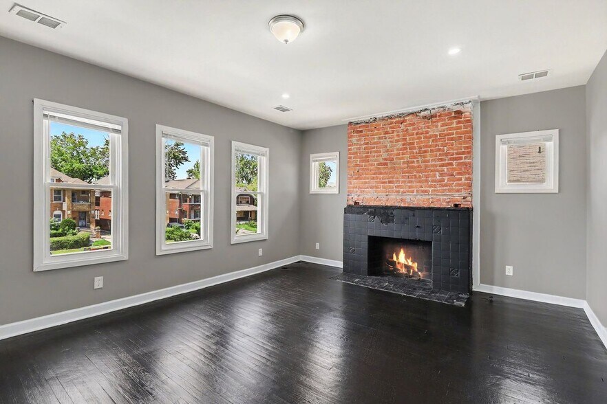 Building Photo - 2731 Elmhurst St