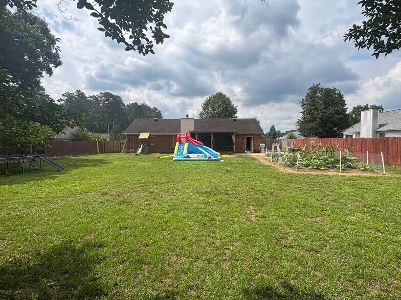 Building Photo - 123 Live Oak Dr