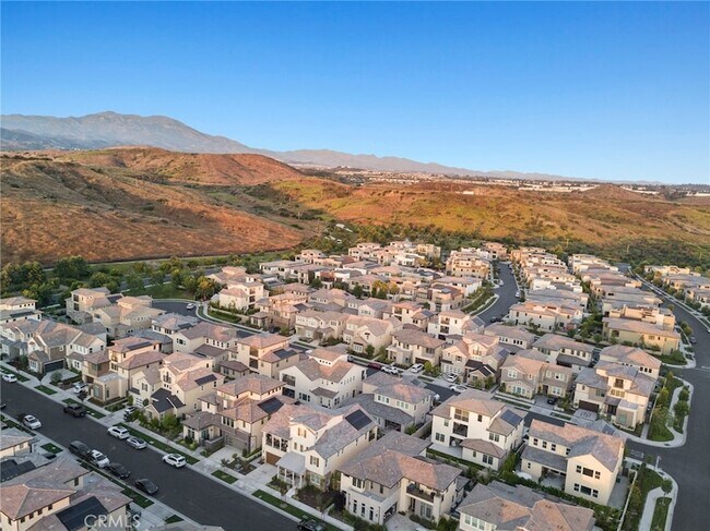 Building Photo - 70 Ray