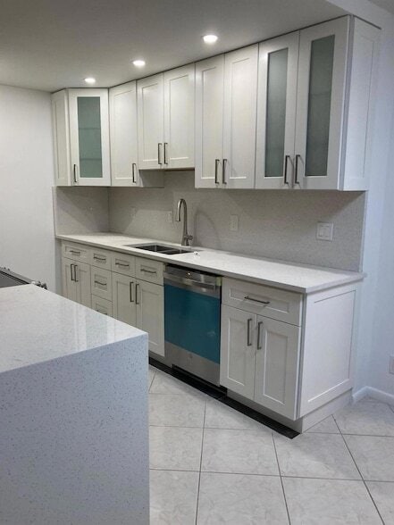 Building Photo - 2070 Yarmouth E