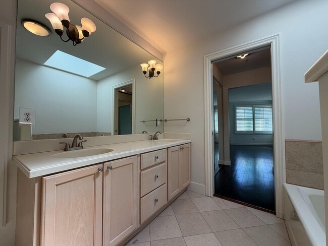 Building Photo - Luxury Pacific Heights 3BD/2.5BA with Private Rooftop Deck