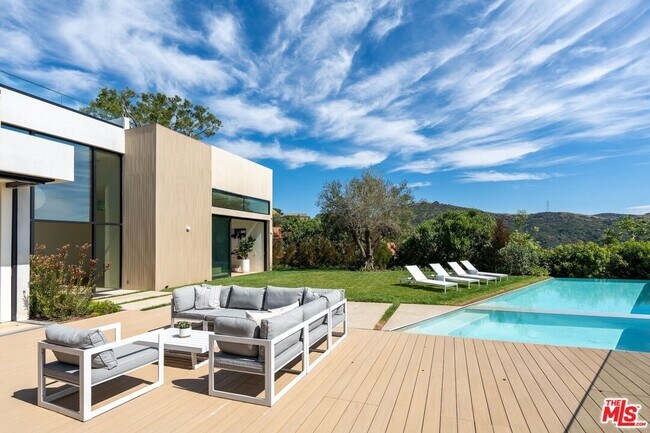 Building Photo - 2501 Banyan Dr