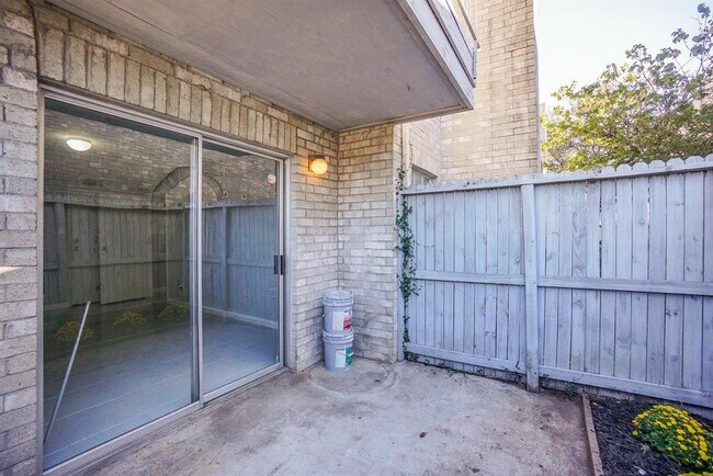 Building Photo - 7400 Bellerive Dr