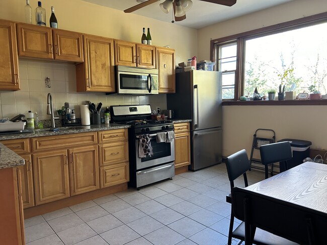 Kitchen - 828 Parker St