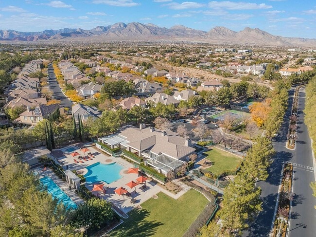 Building Photo - Queensridge Beauty - 5 bedroom on a 1/4+ acre lot