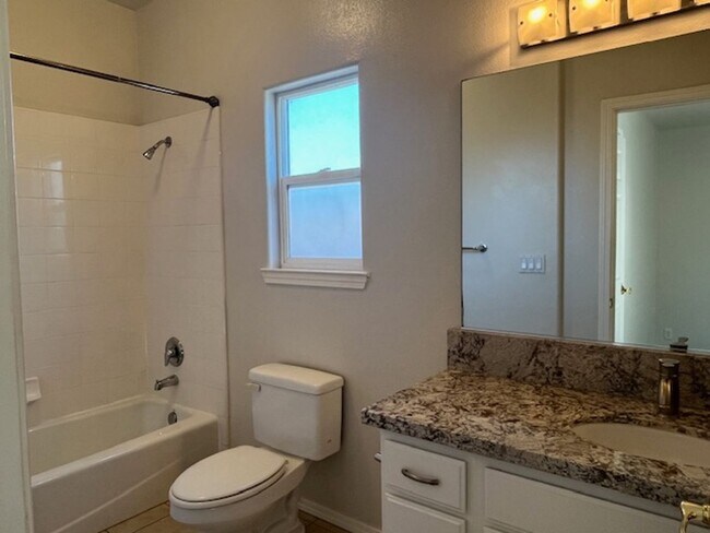 Building Photo - 1144 Walnut St