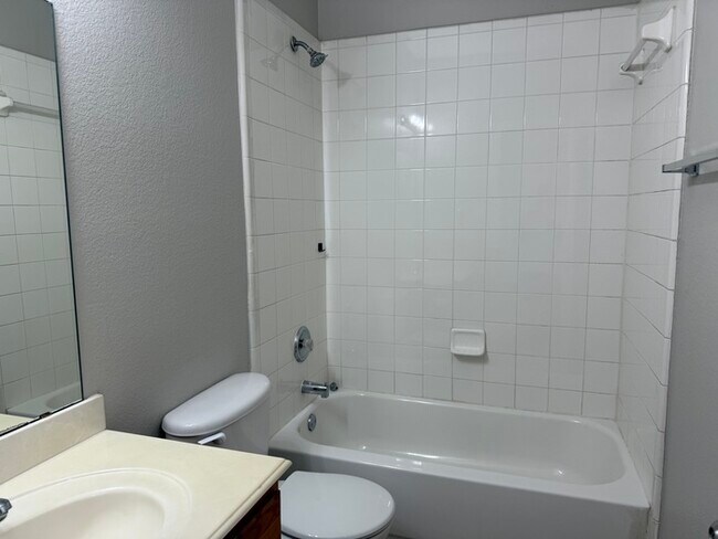 Building Photo - 413 Hilltop Dr