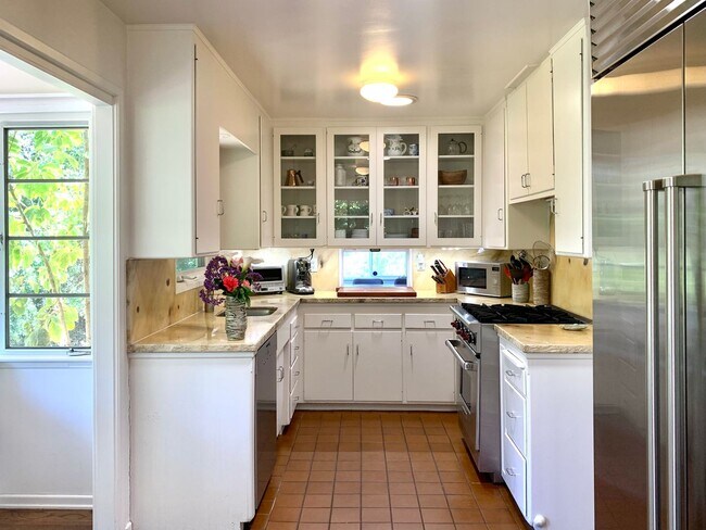 Building Photo - Located in the MUS - Unfurnished Serene El Bosque Home Available November