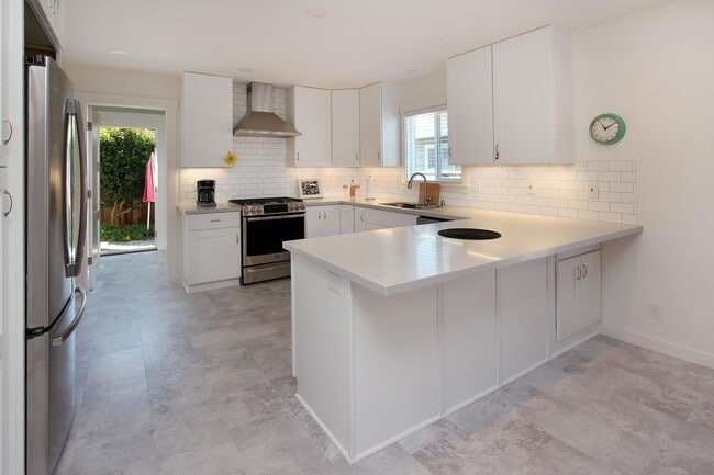 Building Photo - Charming Jewel Box Home Just Minutes from ...