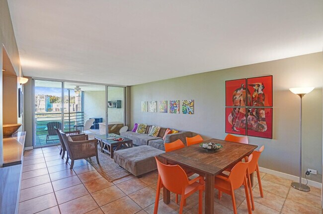 Building Photo - 1831 Sabal Palm Dr