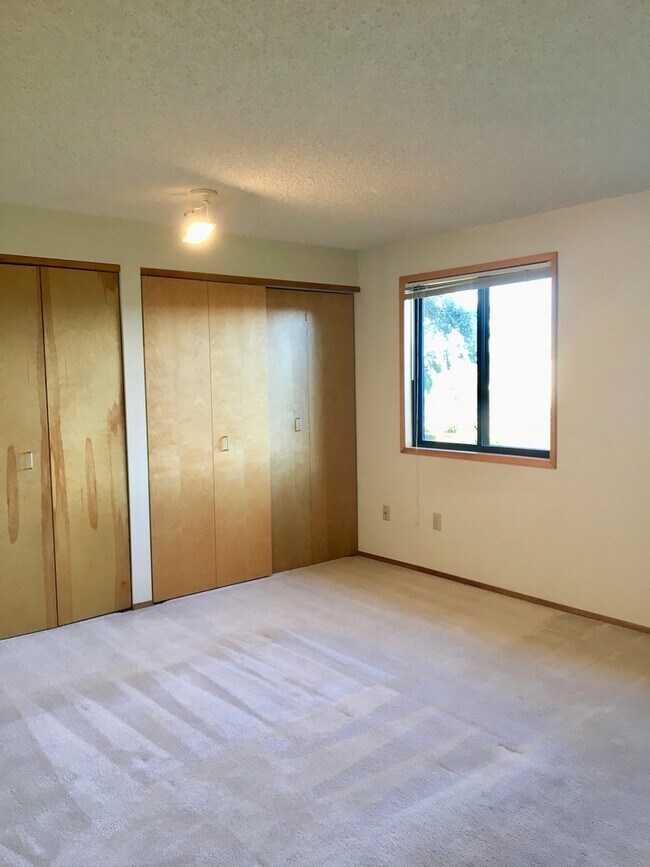 Building Photo - Beautiful 4 Bedroom near Microsoft Availab...