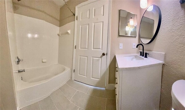 Building Photo - 13015 Plantation Park Cir