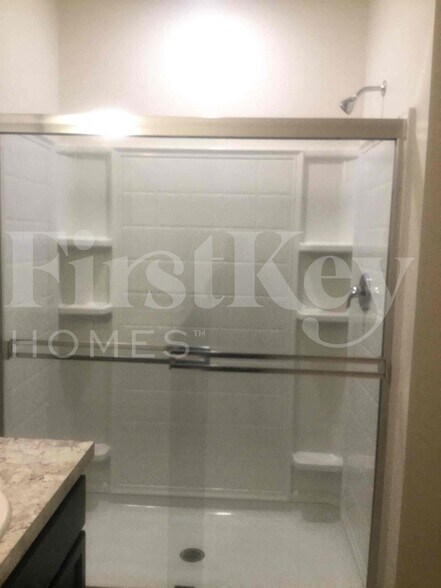 Building Photo - 407 SW Lakehurst Dr