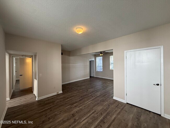 Building Photo - 2545 Oak St