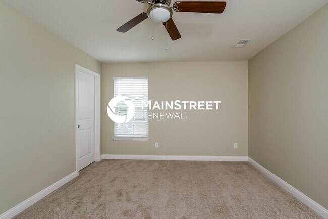 Building Photo - 4 Bedroom Pet-Friendly Home in Louisville, KY with Main Street Renewal