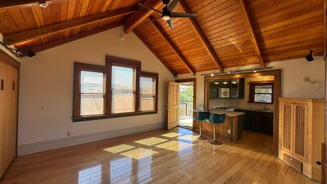 Building Photo - 579 Buchon St