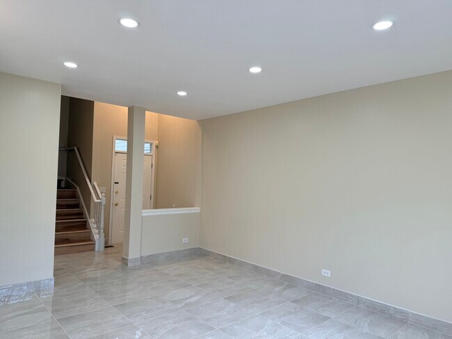 Building Photo - 431 Pine Lake Cir