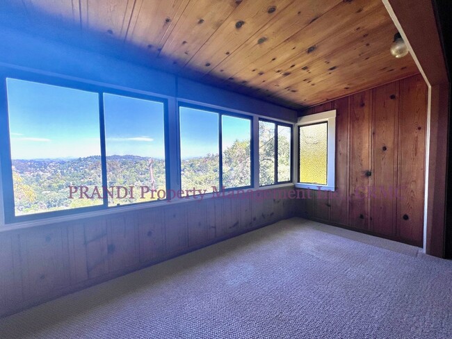 Building Photo - "Charming 2-Bedroom Retreat in San Anselmo...