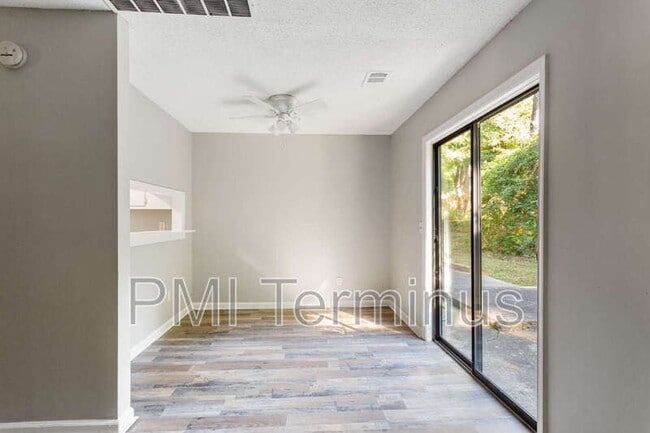 Building Photo - 5005 Hawthorne Ct